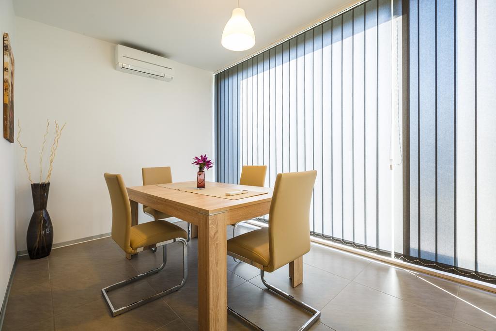 Ivni Apartmani Novigrad Istria Habitación foto